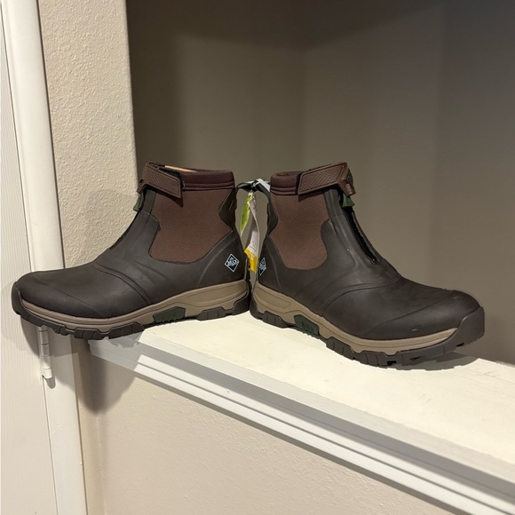 MUCK BOOTS APEX MID ZIP ANKLE BOOT In Dark Brown Mens Sizes NWT NO BOX - Picture 1 of 6